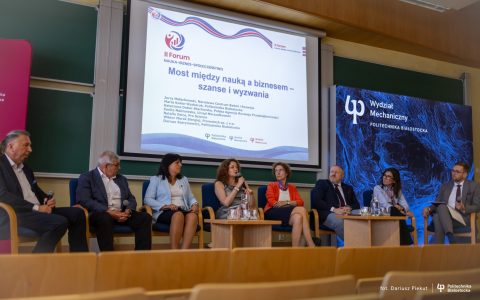 uczestnicy II Forum Nauka-Biznes-Społeczeństwo podczas debaty